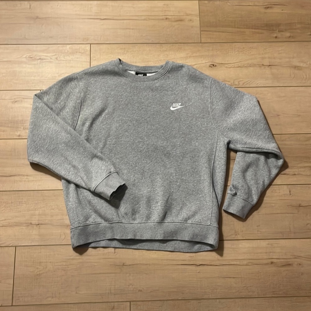 Grey Nike crew neck (medium)